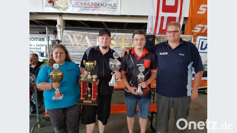 Der &quot;Präsi&quot; Martin Bauer gratuliert Tomas Levicka zum 2., Christian Christinger zum 1. Platz beim 301er Turnier. Beste Dame wurde Vanessa Frisch (von rechts). gz