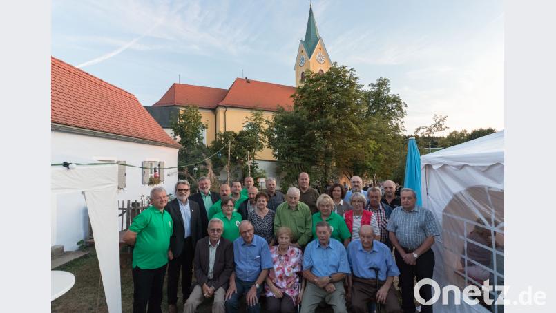 Bei der Ehrung der Gründer und der langjährigen Mitglieder von links: Ludwig Gradl, OWV-Chef Armin Meßner und Bürgermeister Josef Schmidkonz am Vereinsheim vor der St. Martinskirche. dtr