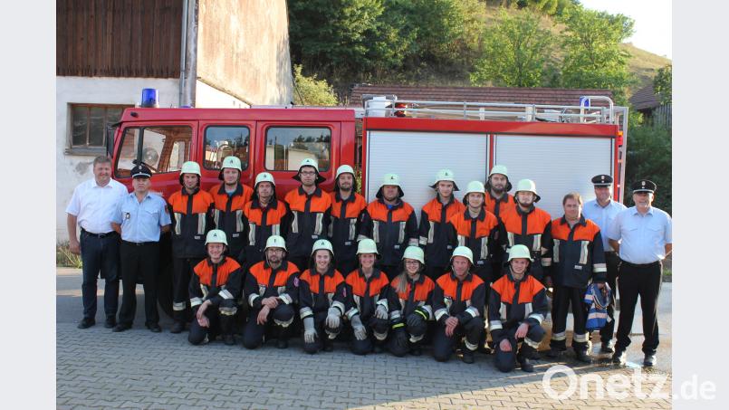 Erfolgreich das Leistungsabzeichen bestanden haben 18 Kameraden der Feuerwehr Utzenhofen. Mit ihnen freuen sich (von links) Bürgermeister Stefan Braun und Kreisbrandmeister Alexander Graf, (von rechts) die beiden Kreisbrandmeister Jürgen Ehrnsberger und Helmut Braun. aun