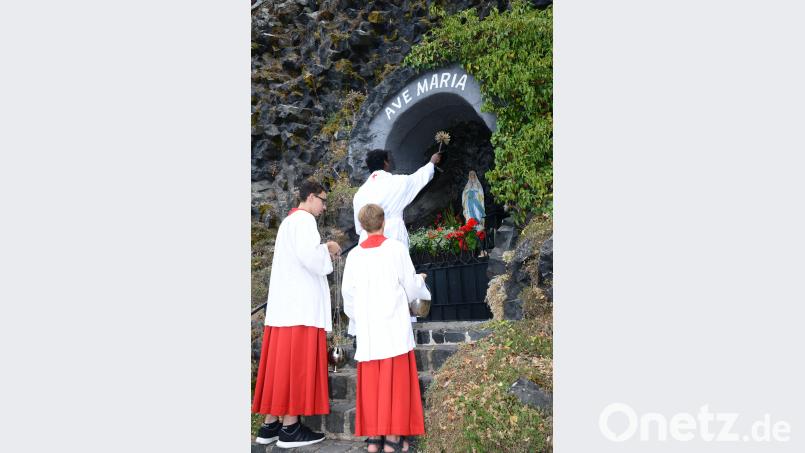 Pater Lawrence segnet die neue Muttergottes in der Grotte an der Basaltwand. bey