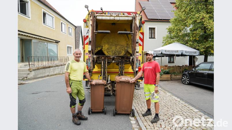 Harald Patschnik (links) und sein Kollege Thomas Putera sind auf den Straßen im Landkreis Neustadt zu Hause. Täglich brechen sie in den frühen Morgenstunden auf, um den Biomüll er Bürger zu sammeln - und könnten sich keinen schöneren Beruf vorstellen. Lukas Meister