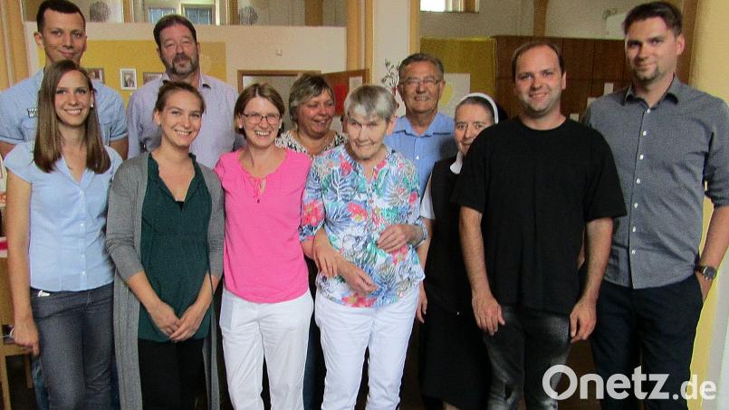 Den 80. Geburtstag feiert Berta Daller (Mitte). Um die Jubilarin herum stehen Tochter Maria (links), Konventoberin Schwester Madlen Kollbrand (rechts) und 2. Bürgermeister Herbert Lehner (hinten). sck