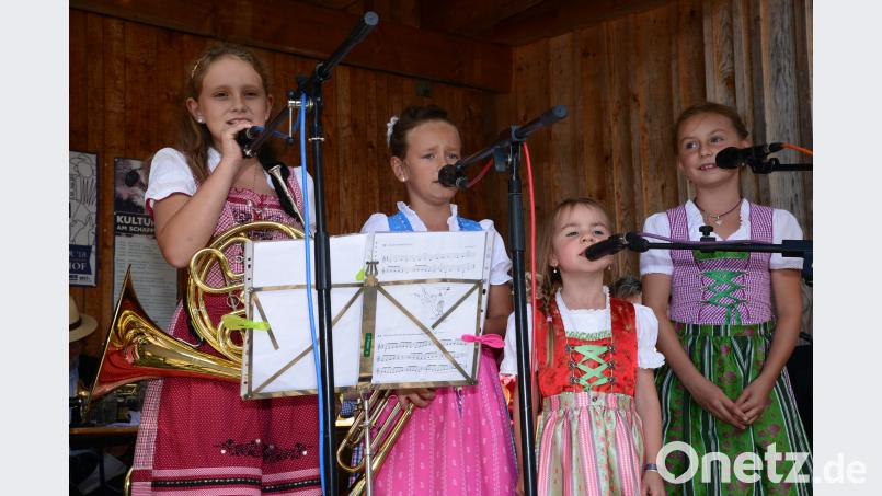 D'Moidla begleiteten sich bei ihrem Auftritt mit eigenen Musikinstrumenten. bey