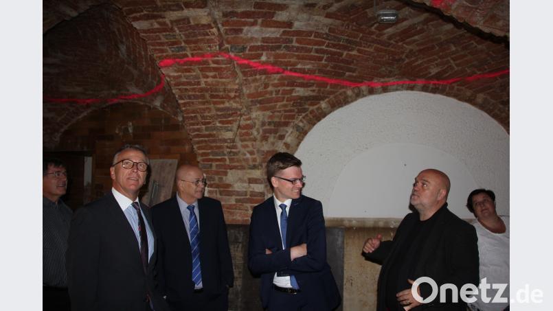 Bürgermeister Franz Stahl mit Ludwig Gareis, Maximilian Meiler (beide vom KWS) und Architekt Peter Brückner (von links) im Gespräch unter historischen Gewölben. kro