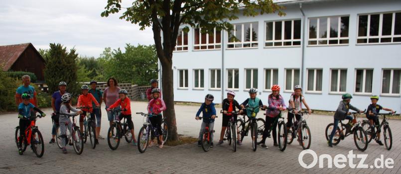 Die Gruppe beim Sammeln im alten Hofraum der Grundschule mit Bürgermeister Lothar Müller links und Tina Zeitler von der Frauen-Union, Füfte von links. lk