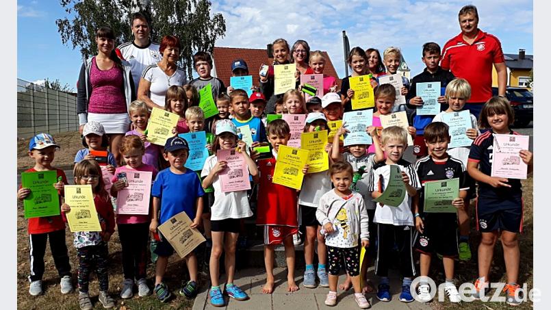 Die Kinder freuen sich nach dem Ende der Sportrallye über Urkunden. zer