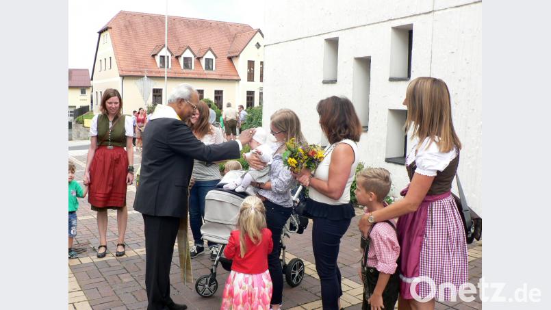 Nach dem Gottesdienst warten auf dem Kirchplatz Familien mit Kindern, die den bischöflichen Einzelsegen von Bischof Joseph erhalten. lep