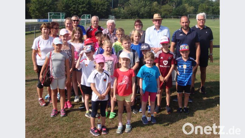 FC-Vorsitzender Dieter Rosenberg (hinten, Dritter von rechts) und seine Helfer spornten die teilnehmenden Kinder und Jugendlichen an. gsc