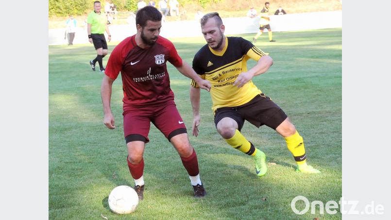 Knackiger Pokalfight am Donnerstagabend: Waldershofs Christian Heinrich (links) schirmt den Ball gegen Kubilay Özdemir (FC Tirschenreuth) ab. Im Elfmeterschießen setzte sich der Bezirksligist aus der Kreisstadt knapp durch. heh