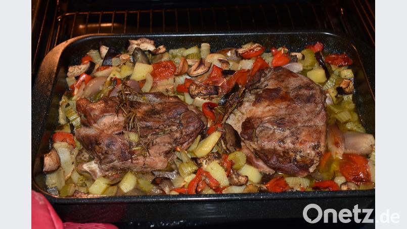 Nach rund zwei Stunden im Ofen können die Frischlings-Schaufeln auf Gemüse serviert werden. Schiffer