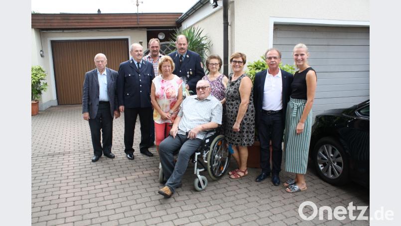 Im Kreis von Familie und Freunden trat Paul Kieswetter ins neunte Lebensjahrzehnt ein. Im Namen der Stadt gratulierten Bürgermeister Werner Walberer (Zweiter von rechts ) und Seniorenbeauftragter Albert Butscher (links). bjp