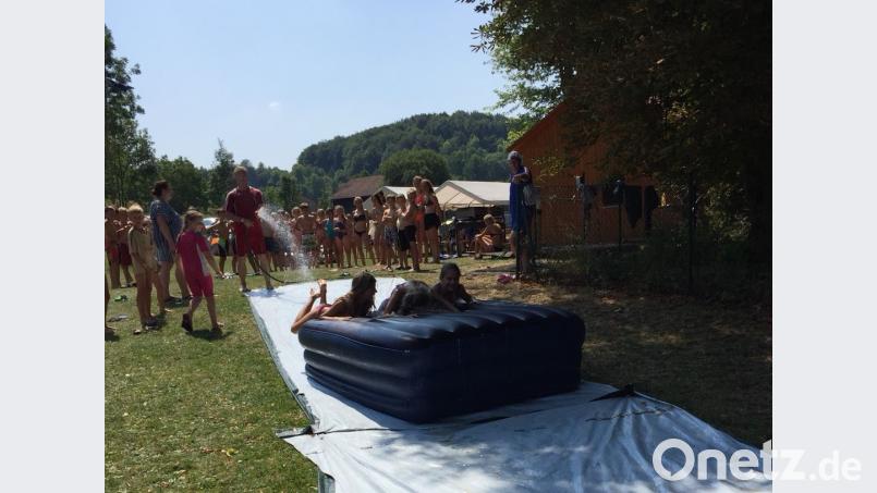 Abkühlung und Spaß brachte das Luftbett-Rennen. tra