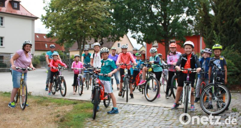 Die knapp 20-köpfige Radlergruppe beim Start am Alten Pausenhof beim Rathaus für die Ferienprogramm-Tour mit Tina Zeitler (links), Bürgermeister Lothar Müller (Zweiter von links) und die Kinder. lk