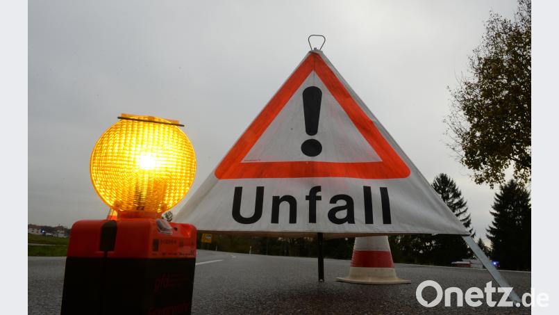 Am Auto entstand Totalschaden von etwa 10.000 Euro. Symbolbild: Patrick Seeger/dpa