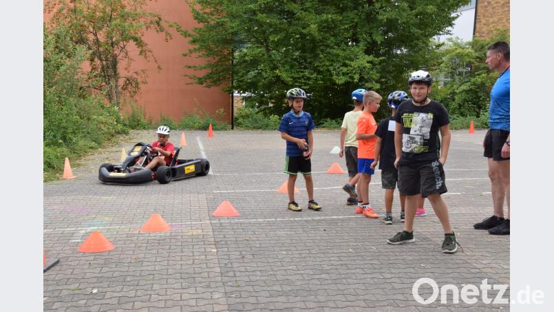 Auf dem Schulhof drehen die Kinder ihre Salomrunden. wku