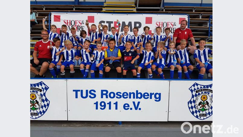 Im Bild die Teilnehmer am Fußballcamp, links Trainer Manuel Röhrer und rechts Mario Gurdan kok