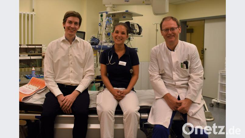 Geschäftsführer Felix Rauschek begrüßte Dr. Desirée Decking-Ott, Dr. Bernhard Kellner (von links) lobt ihre Qualifikation. exb/Asklepios