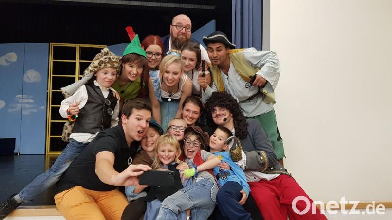 Junaid (rechts) als Pirat Smee nach der Premiere von "Peter Pan". Michael Sandner