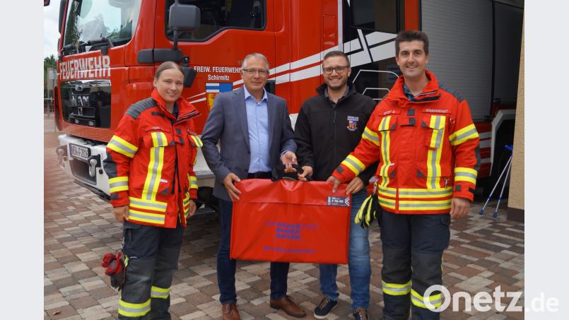 Gemeinde und Feuerwehr freuen sich über das Geschenk eines &quot;mobilen Rauchverschlusses&quot; von der Versicherungskammer Bayern, das Direktionsbeauftragter Andreas Krenn (Zweiter von links) an stellvertretende Kommandantin Carola Adam, Bürgermeister Ernst Lenk und Kommandant Bernhard Eckert (von links) überreichte. du