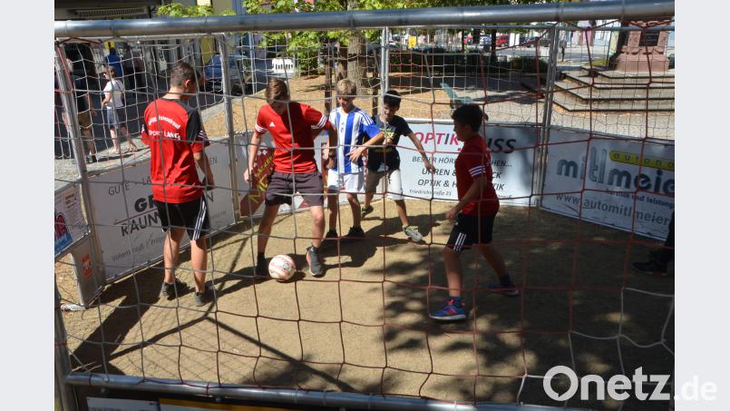 Beim Ferienprogramm der SpVgg Vohenstrauß treten die Kicker im Soccer-Cage zum Wettbewerb an. dob
