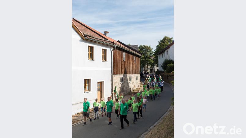 Der Kirchenzug, in traditioneller Runde vorbei am Vereinsheim und rund um den Dorfteich, führt in die St.-Martinskirche zum Festgottesdienst mit Pfarrer Charles Ifemeje. Die Kirche drohte bald aus allen Nähten zu platzen. dtr