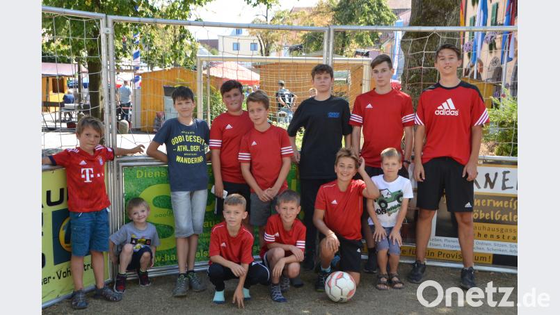 Beim Ferienprogramm der SpVgg Vohenstrauß treten die Kicker im Soccer-Cage zum Wettbewerb an. dob
