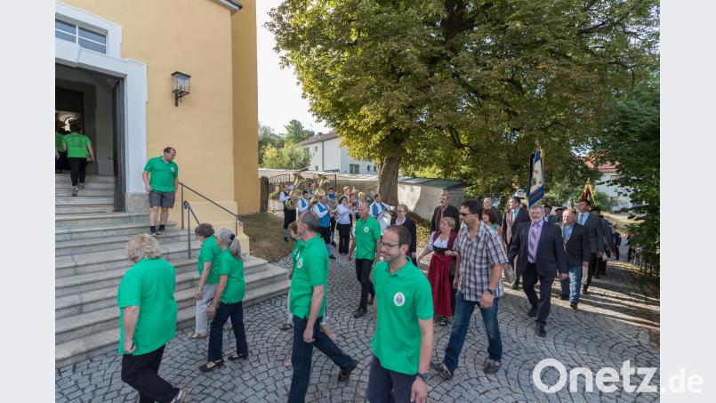 Der Kirchenzug lief seine traditionelle Runde vorbei am Vereinsheim, um den Dorfteich bis in die St. Martinskirche. dtr