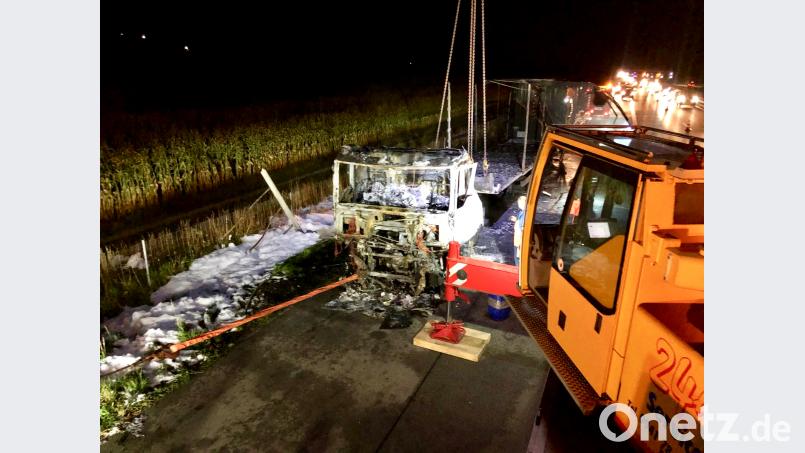 Ein Lastwagen, der BMW-Motoren geladen hatte, brannte auf der A3 komplett aus. Auer, Alexander