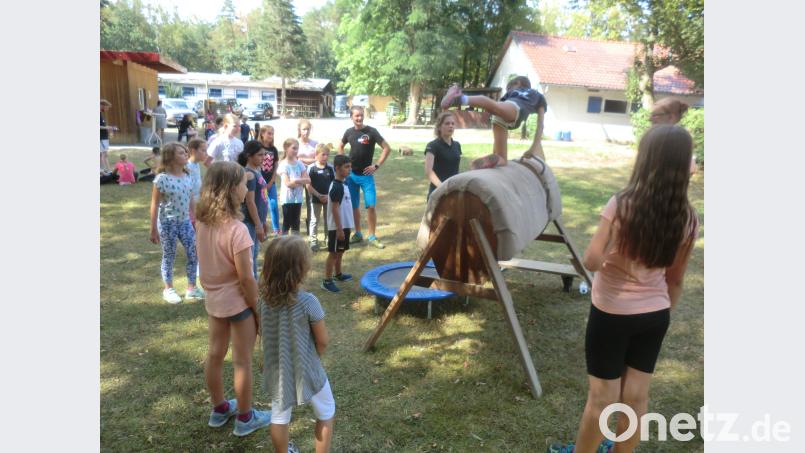 Auch wenn es sich nur um ein Holzpferd handelt, so ist es gar nicht so einfach, bei den Voligierübungen das Gleichgewicht zu halten. luk