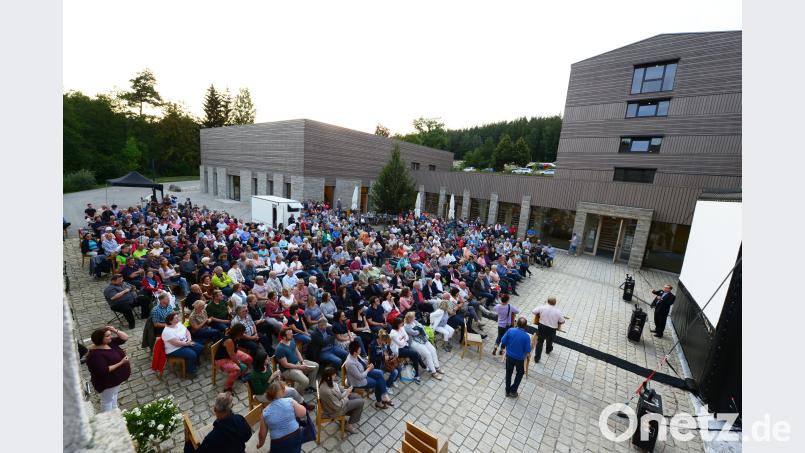 Noch bei der Begrüßung von Direktor Manfred Strigl (rechts an der Leinwand) holen die Besucher zusätzliche Stühle aus dem Speisesaal. bey