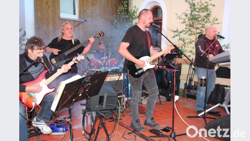 Hermannsreuther Dorf- und Backofenfest: Die Band &quot;Timeless&quot;, seit mehr als einem Jahrzehnt ein fester Bestandteil des Backofenfestes, heizte mächtig ein. kro