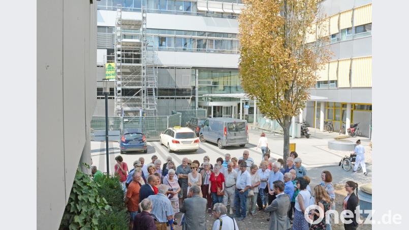 Die Seniorengruppe vor dem Klinikum. Im Hintergrund ist ein Baugerüst zu sehen. Hier wird gerade die Entbindungsstation erweitert. Bis Ende des Jahres kommt ein dritter Entbindungsraum hinzu. Nötig geworden durch die steigenden Geburtenzahlen (über 1300 im Jahr 2017) nach Schließung der Kreißsäle in Neustadt und Eschenbach. gsb