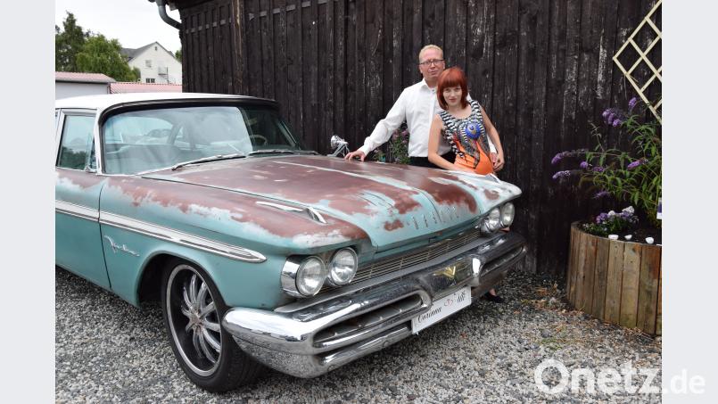 Ulrich Pfitzner und Corinna Wagner vor ihrem Brautauto, einem fast 60 Jahre alten DeSoto Firedome, der früher einmal in Arizona (USA) zugelassen war. Drr Vater der Braut hat den Oldtimer vor einigen Jahren gekauft. mde