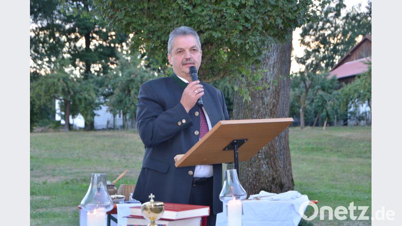 Bei der offiziellen Dorfplatzübergabe in Unterlind will sich Bürgermeister Andreas Wutzlhofer noch einmal zu den Kritikern des Glockenturms äußern. Er verwarf das allerdings, weil Pfarrer Alois Scherm im vorausgehenden Gottesdienst von "einem Platz des himmlischen Friedens" gesprochen hat. dob