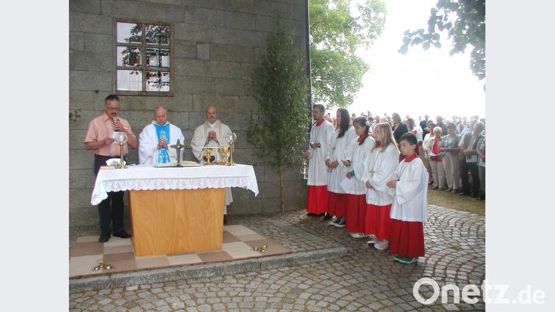 Einen Feldgottesdienst zu Ehren der Mutter Gottes feiern Dekan Pfarrer Hans Klier (Mitte), Diakon Franz Lautenbacher (rechts) und Lektor Johannes Schinner (links) in Mehlmeisel. gis