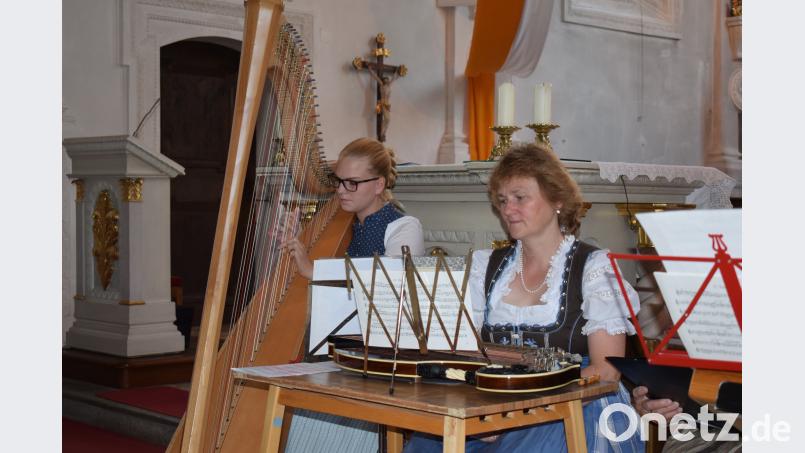 Als Meisterin auf der Harfe entpuppte sich Sophia Irlbacher, die von ihrer Mutter auf der Zither begleitet wurde. bnr