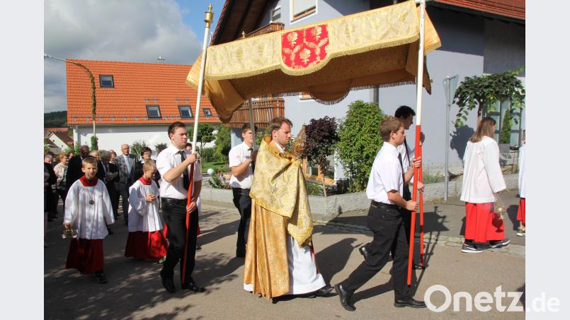 Im vorigen Jahr hat der scheidende Kaplan Martin Popp den Leib Christi in der Monstranz beim Bartholomäusfest durch die Straßen Wildeppenrieds getragen. frd
