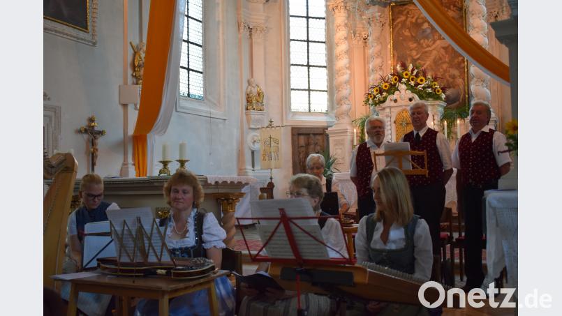 Die "Familienmusi Irlbacher/Lippert" und die "Niedermuracher Sänger" gehören zum Urgestein des OVK. Mit ihren Liedern begeistern sie immer wieder die Zuhörer. bnr