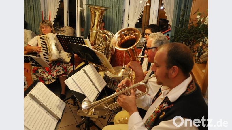 Sechs Kapellen unterhalten bei der Musik- und Biernacht. Götz
