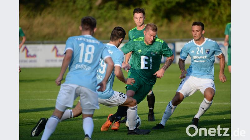 Mit 3:0 gewann die DJK Ammerthal (in Grün) gegen die SpVgg Jahn Forchheim. Michael Joncy (Mitte) scheint wieder in Top-Form und steuerte ein Tor bei. brü