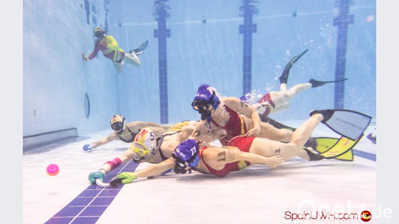 Mit einem kurzen Schläger versuchen die Unterwasserhockey-Spielerinnen den Bleipuck in das Tor zu befördern SpainUWH
