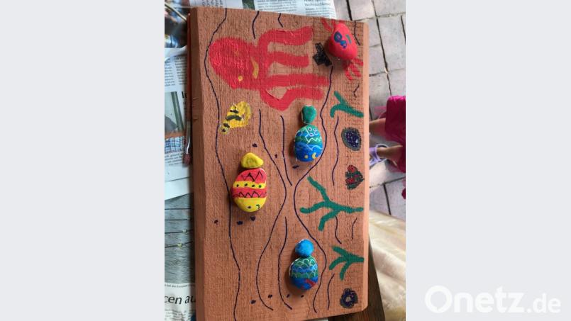 Verschiedene Arten von Tieren, Namen und Blumenmustern entstehen unter den kreativen Händen der Kinder. rpp