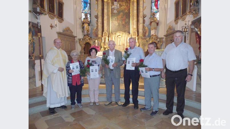 Deutlich weniger Jubilare als in den Vorjahren waren zur Ehrung gekommen. Umso mehr freuten sich Pfarrer Herbert Rösl (links) und Kirchenpfleger Jakob Kiener (rechts) über die Teilnahme von Margareta Albang, Christa Köppl, Martin Süß, Robert Gleißner und Alois Schneeberger, denen sie persönlich Dank und Segenswünsche aussprechen konnten. boj