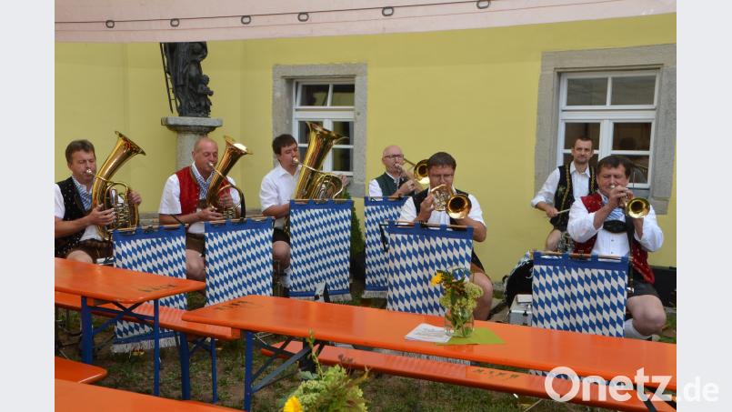Die Kapelle "Bayrisch Blech" unter Leitung von Hans Reitinger (rechts) spielt zum Pfarrfest auf. dob
