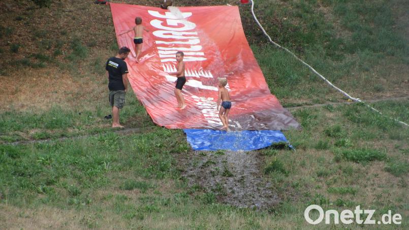 Aus einer Plane hat die Manteler Feuerwehr eine Wasserrutsche auf den Hang hinter der evangelischen Kirche gebaut, die der Renner bei den Kindern ist. sei