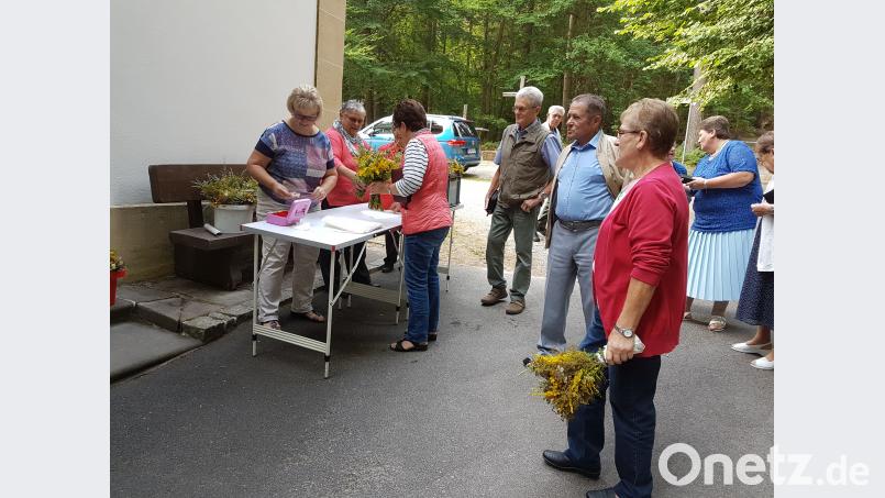 Beifuß, Fenchel, Minze: Das sind nur drei der Kräuter, mit denen die Helferinnen des Kapellenvereins bunte Buschen gestalteten. Vor dem Gottesdienst zu Mariä Himmelfahrt in der Waldkapelle fanden die Sträuße reißenden Absatz. hzi