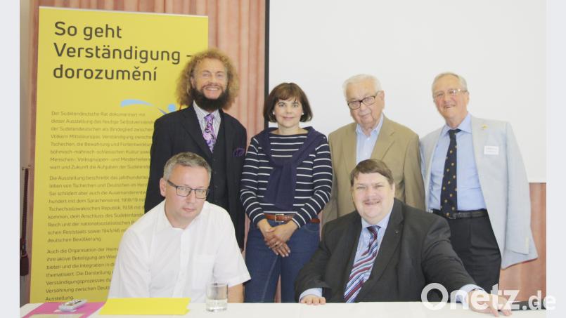 Der Vorstand des Fördervereins Maria Kulm bei den Marienbader Gesprächen 2018: (hinten, von links) Luis-Andreas Hart, Claudia Königer, Josef Döllner und Dr. Helmut Eikam sowie (vorne, von links) Jan Sicha und Bernd Posselt. exb