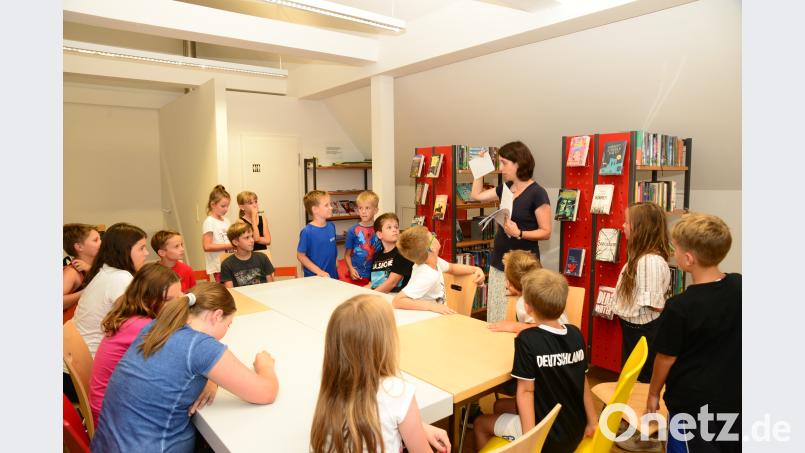 Büchereileiterin Ruth Reichl gibt den Kindern die Informationen zum Ablauf der Schatzsuche, ohne das Versteck auch nur anzudeuten. bey