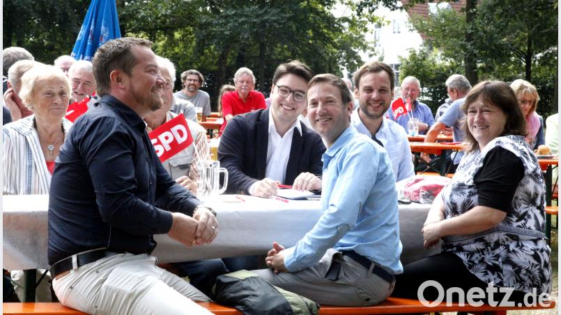 Gut gelaunt zeigten sich Marianne Schieder, Martin Grill, Franz Kopp, Peter Wein und Uli Grötsch (von rechts) beim SPD-Frühschoppen am Mittwoch im Teublitzer Stadtpark. Hirsch