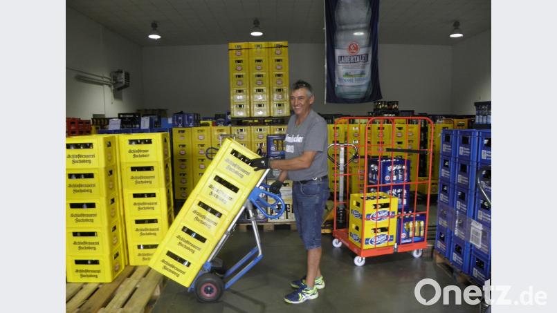 Lagerist Georg Ströber kümmert sich auch um die Organisation und Anordnung der Getränkekisten im Lager. pjom